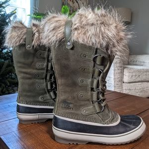 Sorel Joan of Arctic boots. Olive green. Size 9